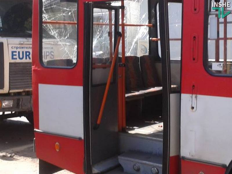 В Николаеве грузовик врезался в троллейбус, полный выпускников и горожан 9