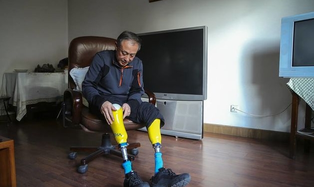 70-летний китаец с ампутированными ногами с пятой попытки поднялся на Эверест