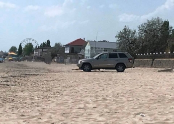В Коблево полицейские отказались убрать автомобиль с пляжа и пригрозили выписать протокол за якобы ложный вызов
