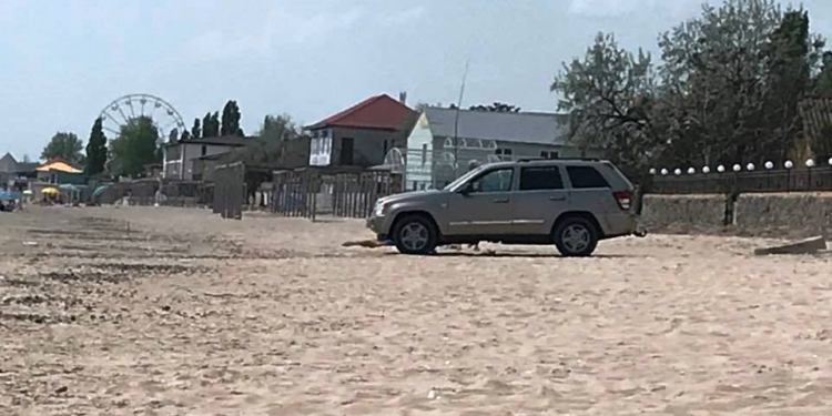 В Коблево полицейские отказались убрать автомобиль с пляжа и пригрозили выписать протокол за якобы ложный вызов