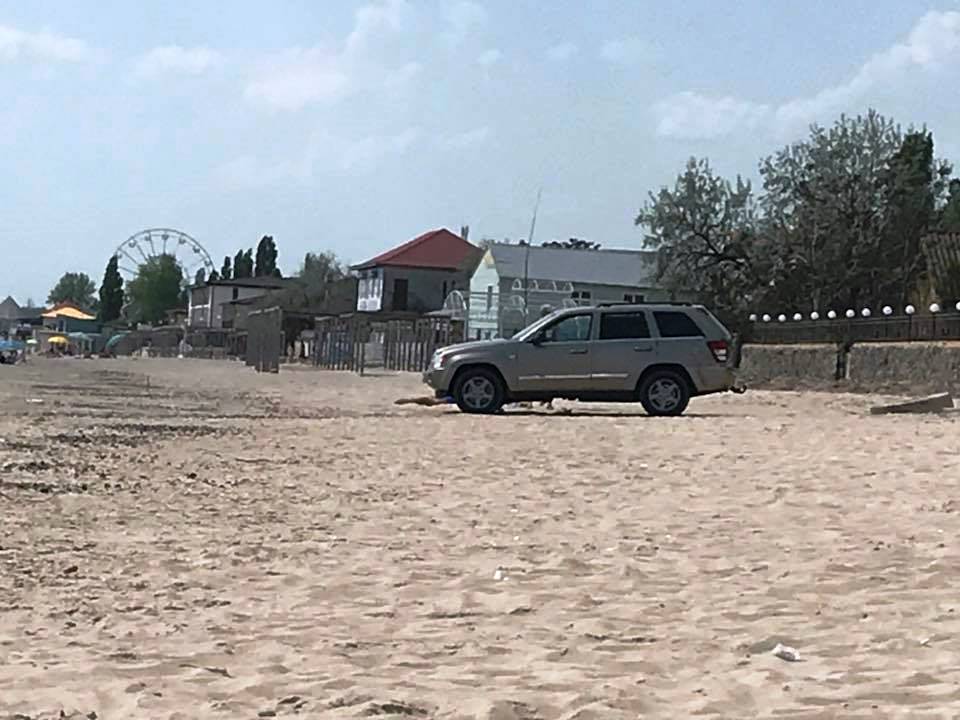 В Коблево полицейские отказались убрать автомобиль с пляжа и пригрозили выписать протокол за якобы ложный вызов 1