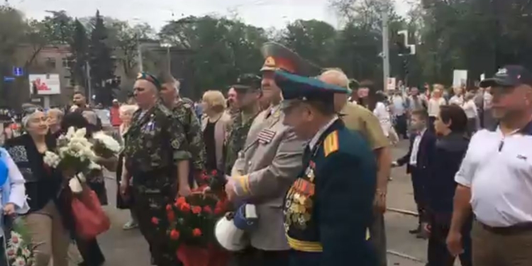 В Днепре “советские офицеры” напали на патрульных. Бабушки помогали