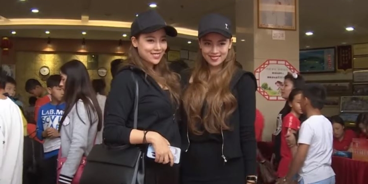 Испытание отражением. В Китае проходит международный фестиваль близнецов