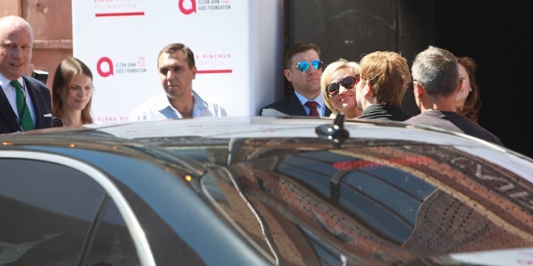 В Киев прибыл Элтон Джон – спасать от СПИДа