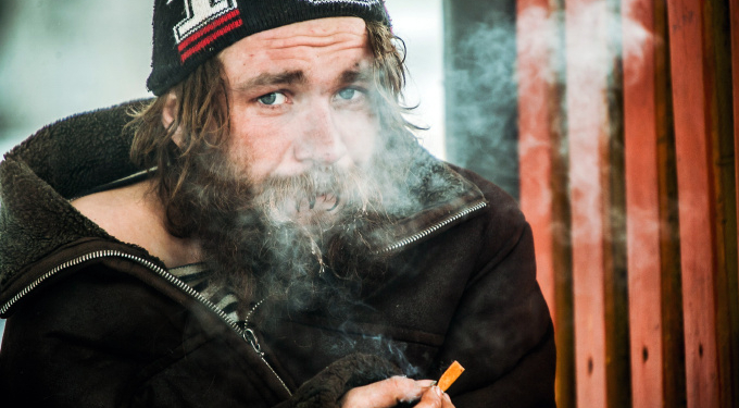 Николаевского бездомного, который наводил страх на жителей Намыва и Лесков, доставили в психиатрическую больницу