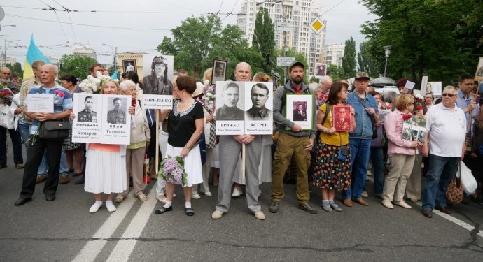 В Киеве стартовало шествие “Бессмертный полк”