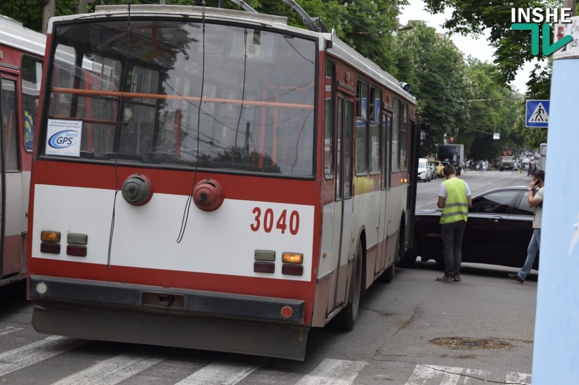 В центре Николаева BMW врезался в троллейбус с пассажирами 9