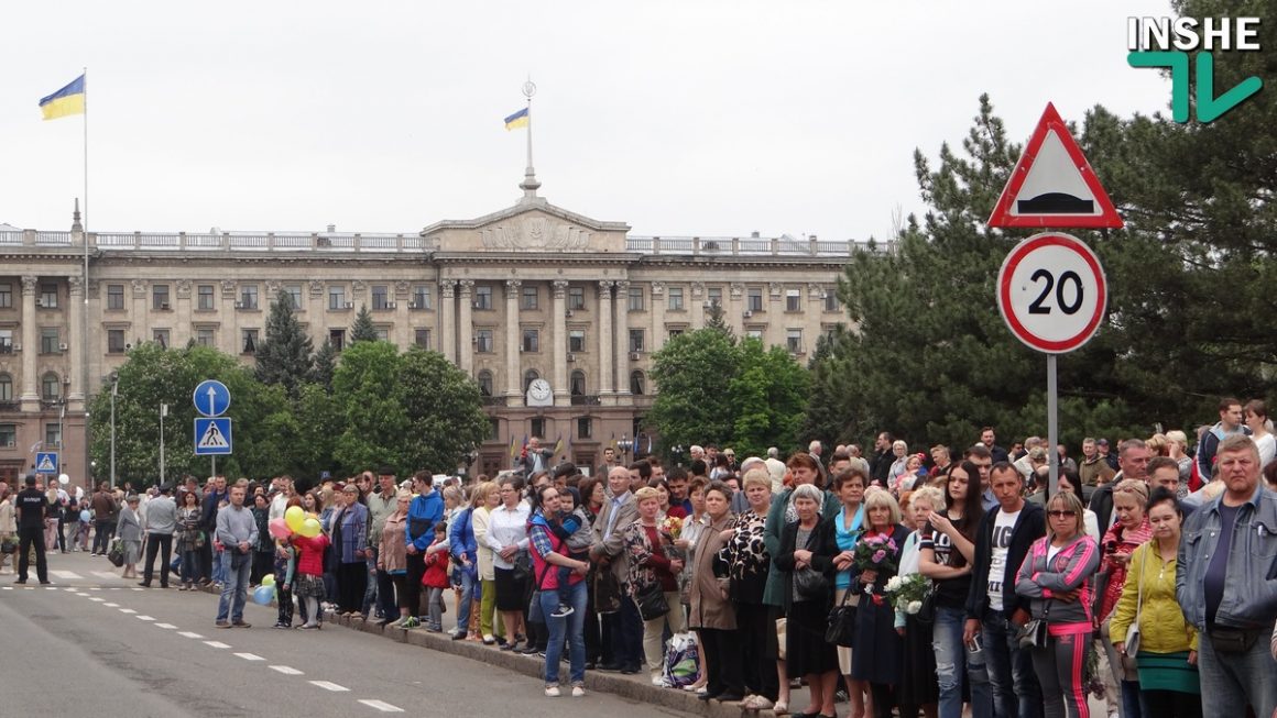 День победы над нацизмом во Второй мировой войне: Тысячи николаевцев пришли к Вечному огню 14