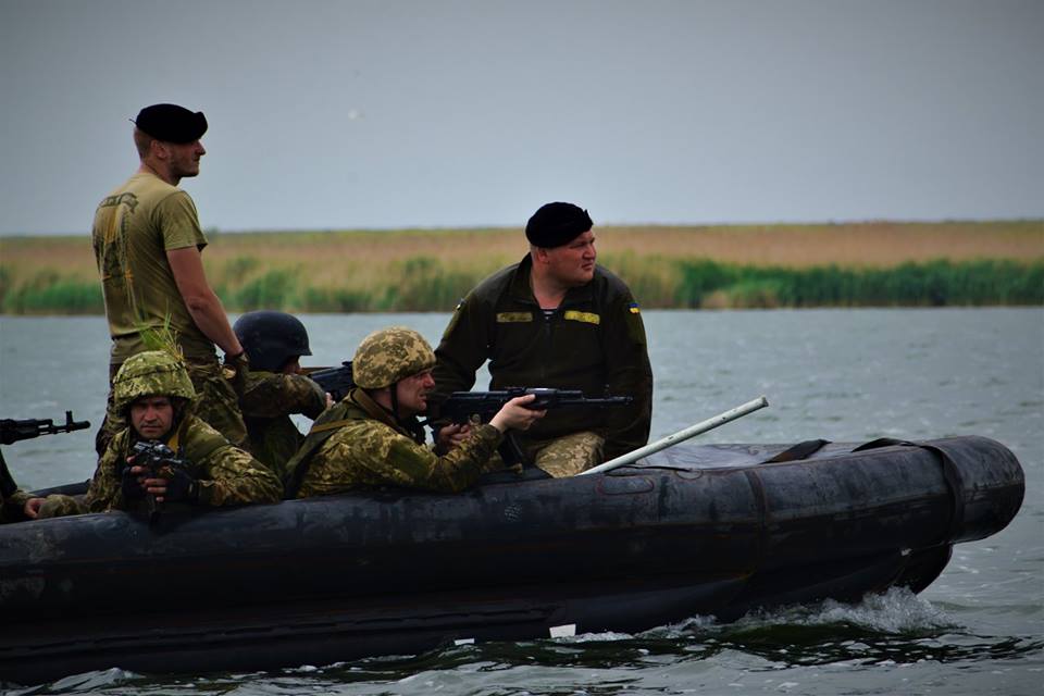 Вместе с николаевскими морпехами 8-километровую полосу препятствий прошел и командующий морской пехоты 14