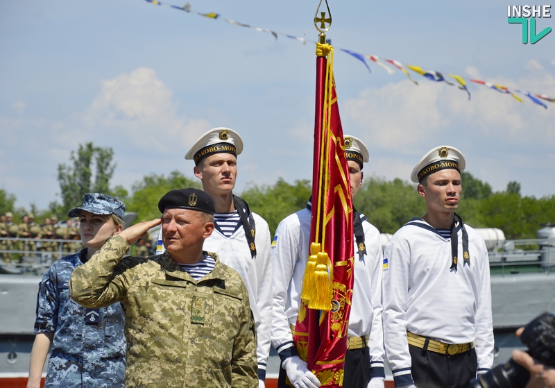 Президент Украины в Николаеве подписал Указ о новом Дне морской пехоты и вручил береты нового образца 11