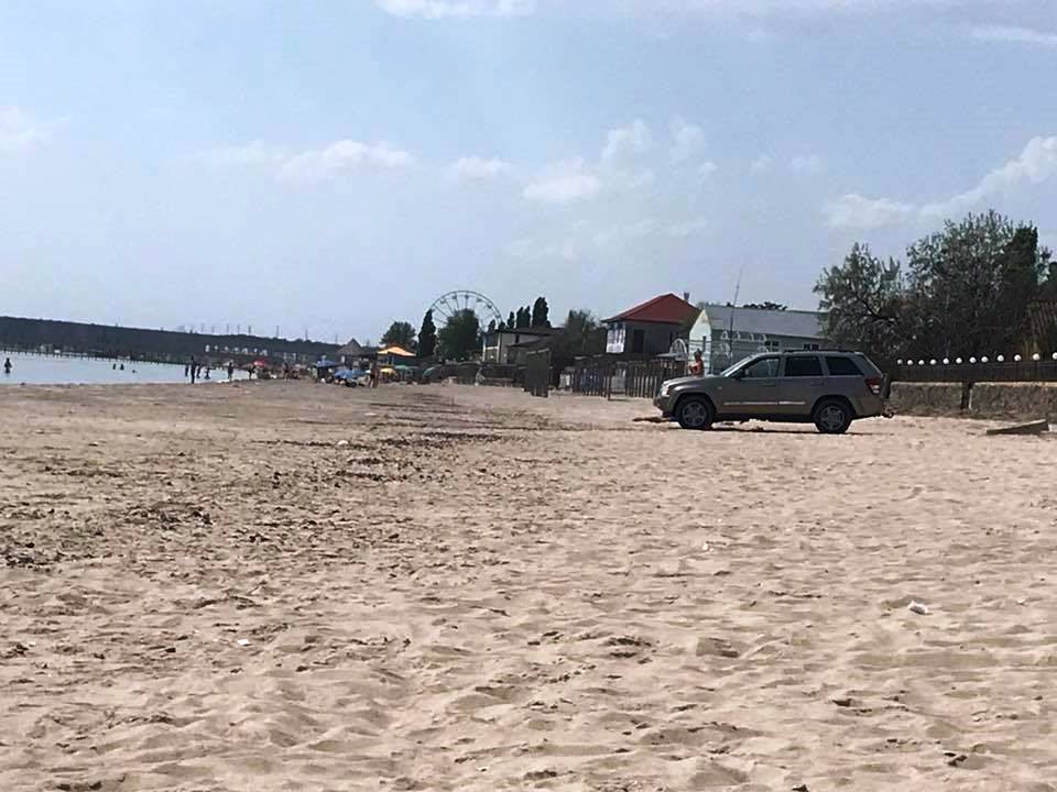 В Коблево полицейские отказались убрать автомобиль с пляжа и пригрозили выписать протокол за якобы ложный вызов 3