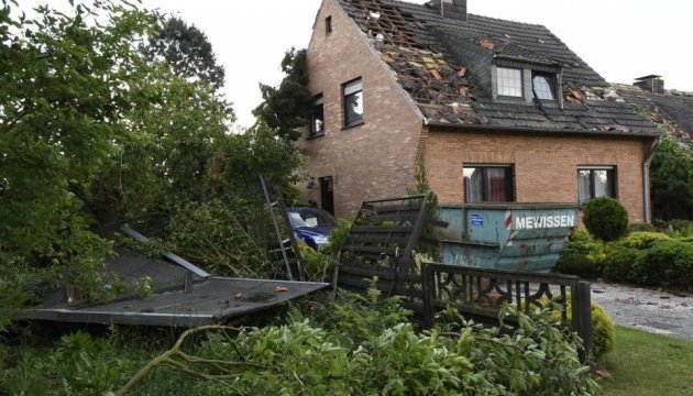 Торнадо в Германии "положил" лес и сорвал крыши 3
