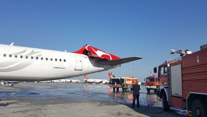 В аэропорту Стамбула столкнулись два пассажирских лайнера