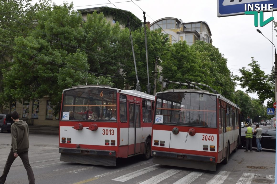В центре Николаева BMW врезался в троллейбус с пассажирами 11
