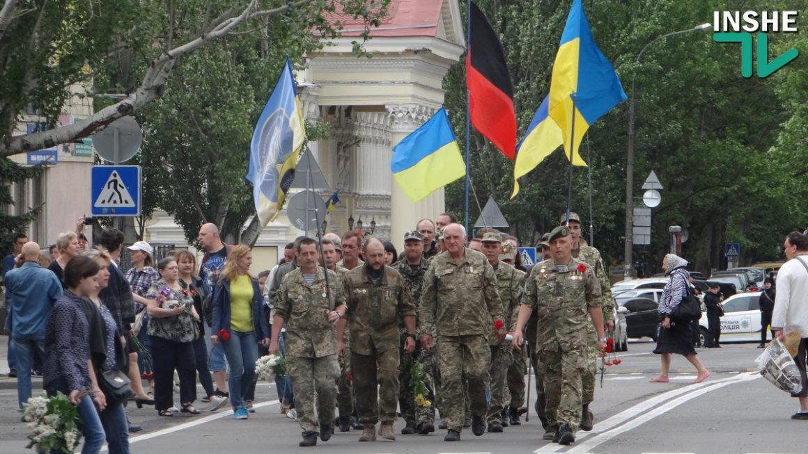 День победы над нацизмом во Второй мировой войне: Тысячи николаевцев пришли к Вечному огню 16