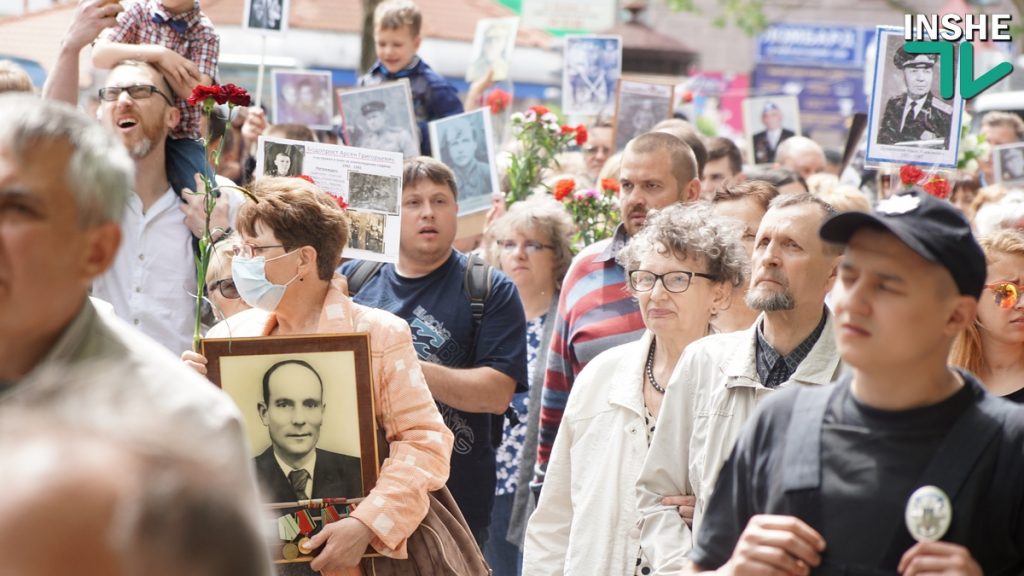 В Николаеве конвой из патриотов и силовиков провел «Бессмертный полк» по улице Соборной 16