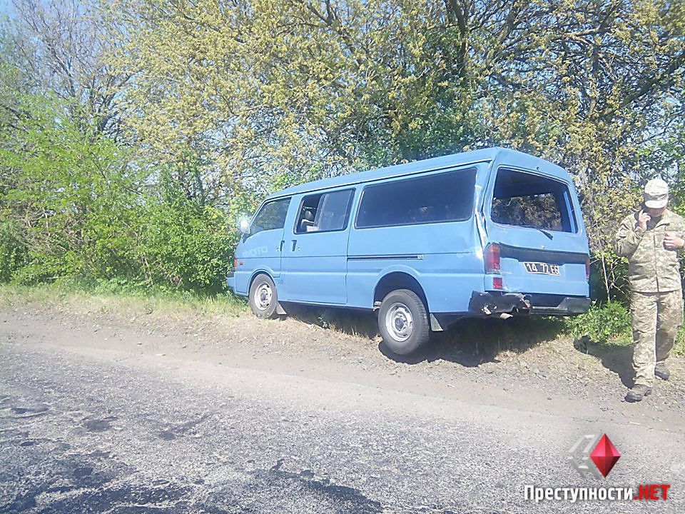 Под Николаевом столкнулись военный грузовик и пассажирский автобус – пострадало четыре человека 9