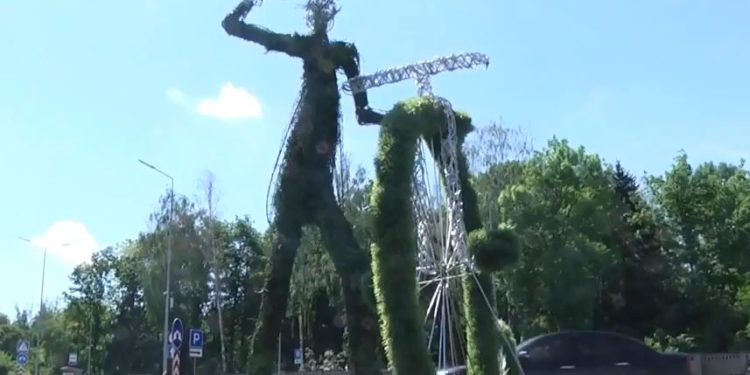 Просто и эффектно. В Виннице украсили проспект живыми зелеными скульптурами