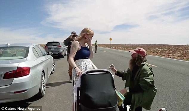 Он наконец-то к ней добежал! Британец, решивший стать первым человеком, воссоздавшим маршрут Фореста Гампа, в конце дистанции сделал предложение своей девушке