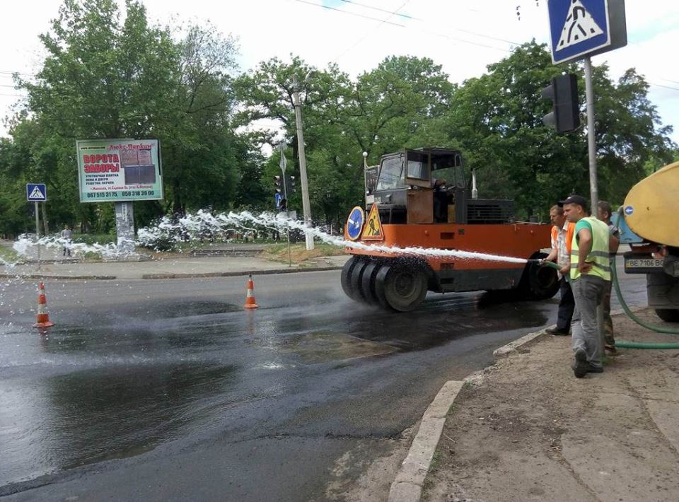 Дорожники ремонтируют ул.Пушкинскую в Николаеве и жалуются, что городская власть ничего не сделала с люками и ливневками 16