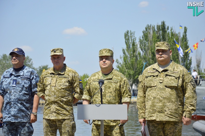 Президент Украины в Николаеве подписал Указ о новом Дне морской пехоты и вручил береты нового образца 15