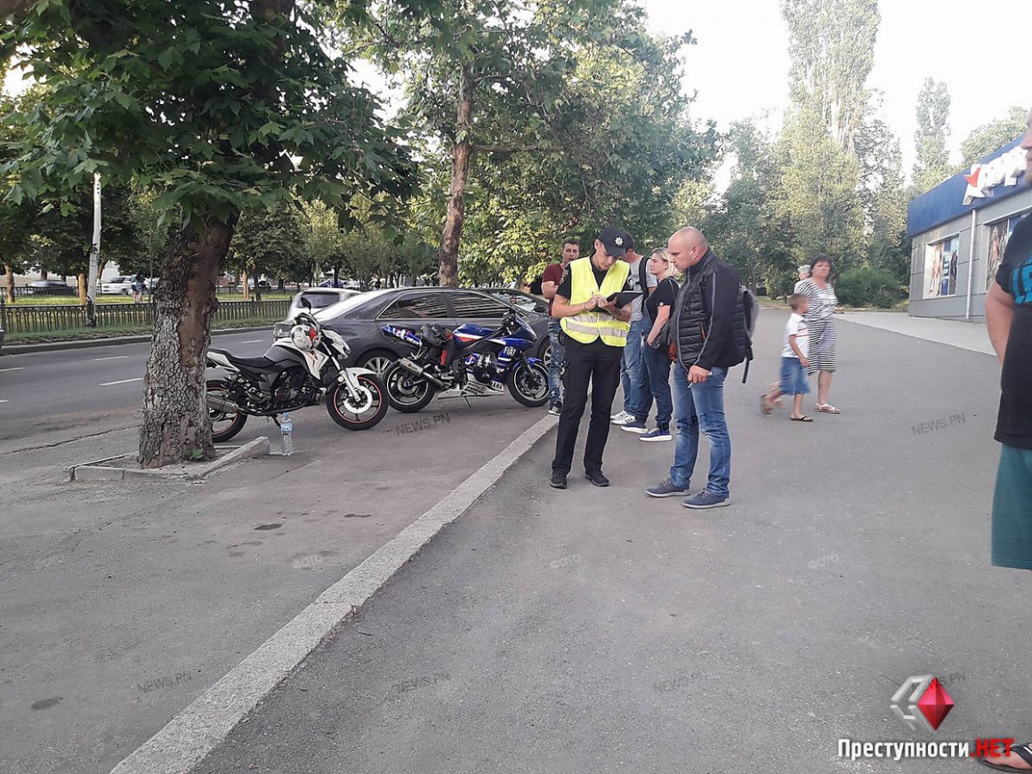 Мотоциклист попал в ДТП, пытаясь «проскочить» между машинами в Николаеве 3