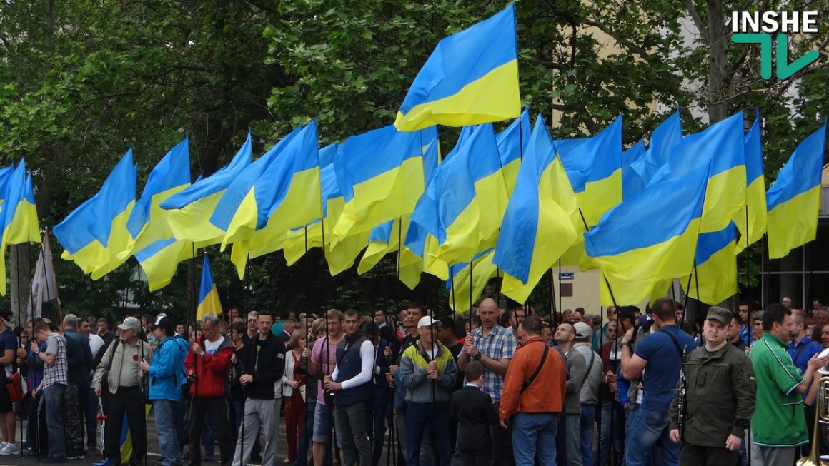 День победы над нацизмом во Второй мировой войне: Тысячи николаевцев пришли к Вечному огню 20