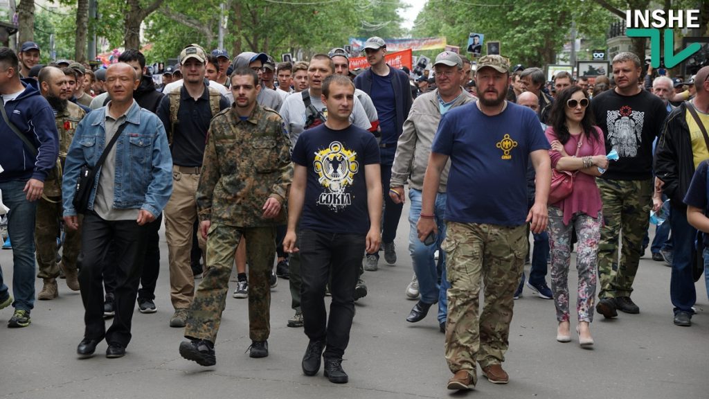 В Николаеве конвой из патриотов и силовиков провел «Бессмертный полк» по улице Соборной 19