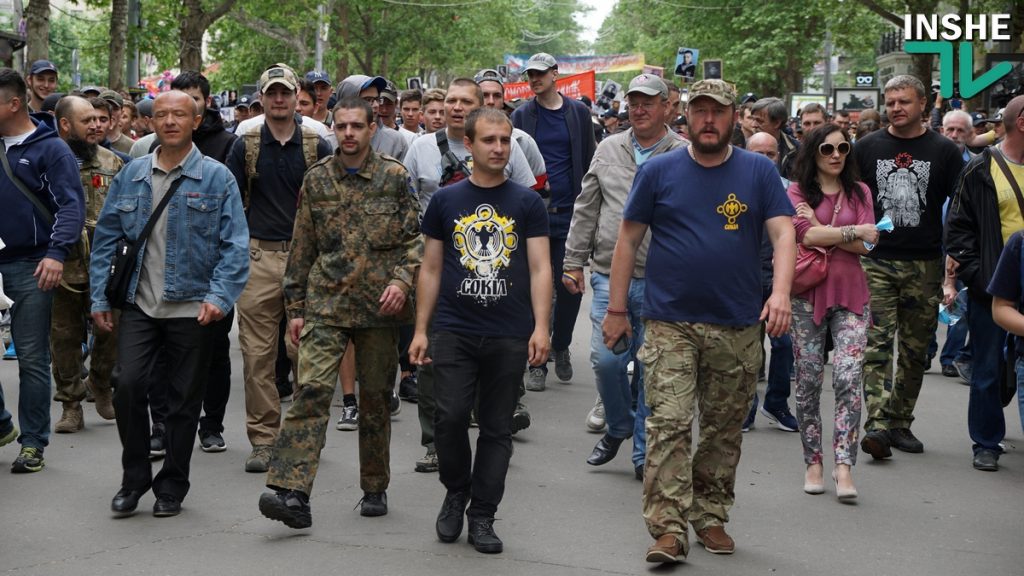 В Николаеве конвой из патриотов и силовиков провел «Бессмертный полк» по улице Соборной 20