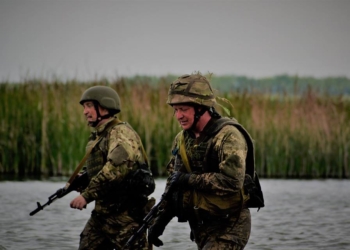 Вместе с николаевскими морпехами 8-километровую полосу препятствий прошел и командующий морской пехоты