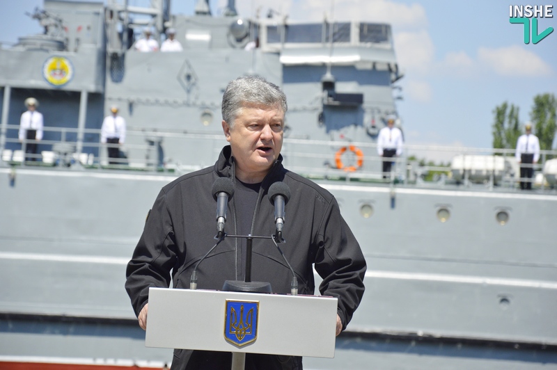 Президент Украины в Николаеве подписал Указ о новом Дне морской пехоты и вручил береты нового образца 17