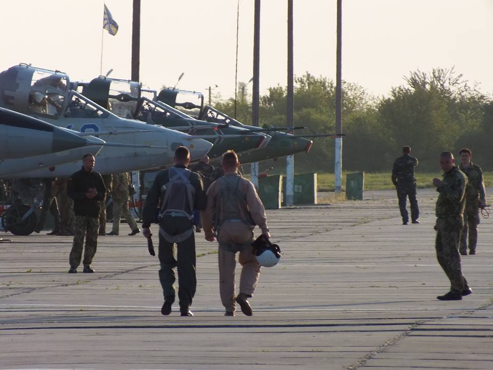 Мы под их надежным крылом: в Николаевской авиационной бригаде продолжается очередная летная смена 18