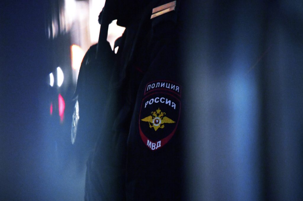 В РФ пьяные офицеры полиции устроили дуэль и попали в прохожего 1