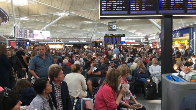 В одном из аэропортов Лондона "застряли" сотни пассажиров из-за молнии 1