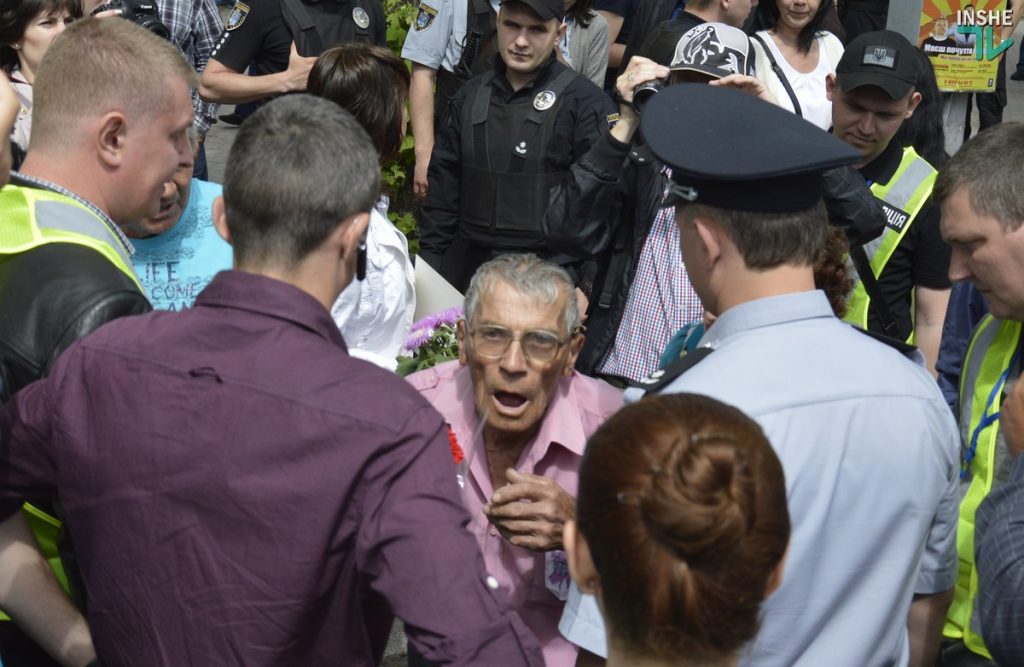 В Николаеве конвой из патриотов и силовиков провел «Бессмертный полк» по улице Соборной 36