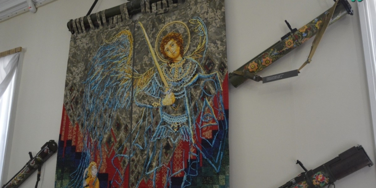 «Сила Жизни – сильнее силы Смерти». В Николаеве открыли выставку с предметами войны, которые превратились в произведения искусства