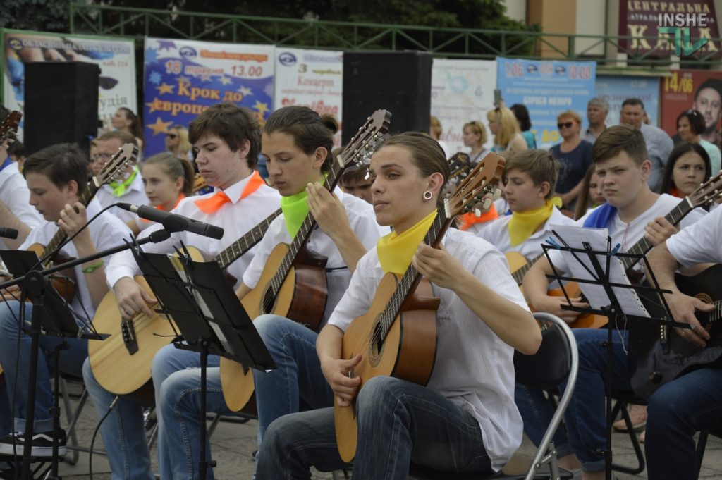 245 гитаристов сыграли в Николаеве гимн Евросоюза 1