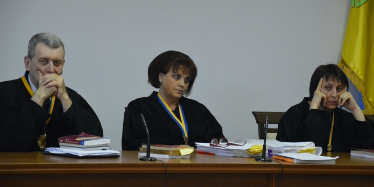 Под крики “Ганьба!” в Николаеве скандально известного Казимирова отпустили под круглосуточный домашний арест