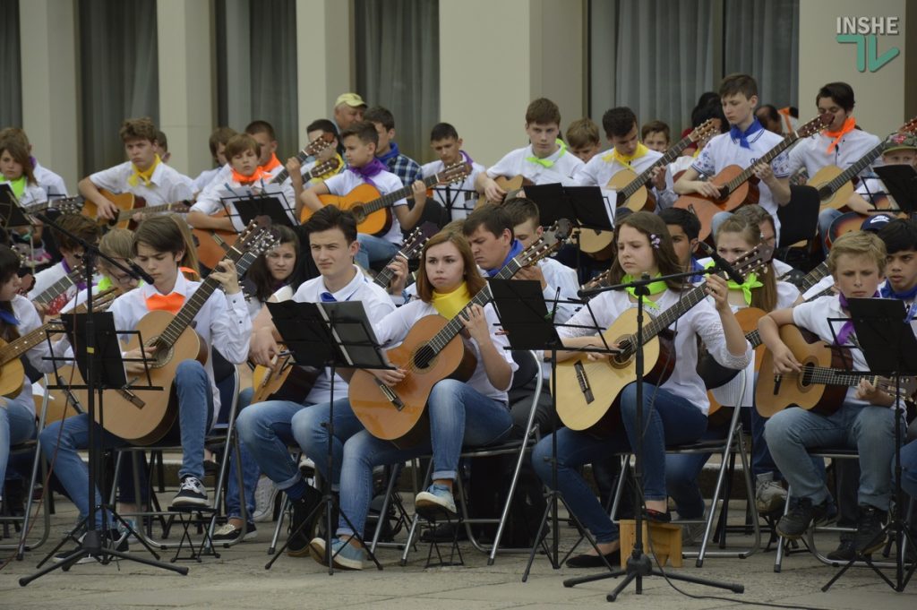 245 гитаристов сыграли в Николаеве гимн Евросоюза 3