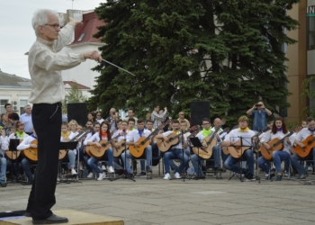 245 гитаристов сыграли в Николаеве гимн Евросоюза