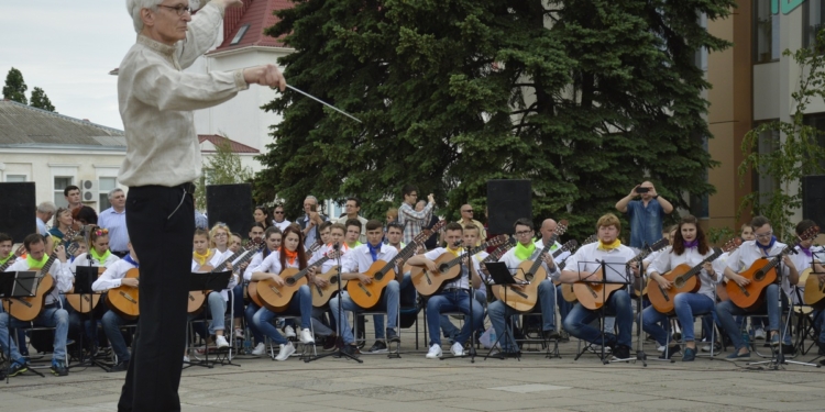 245 гитаристов сыграли в Николаеве гимн Евросоюза