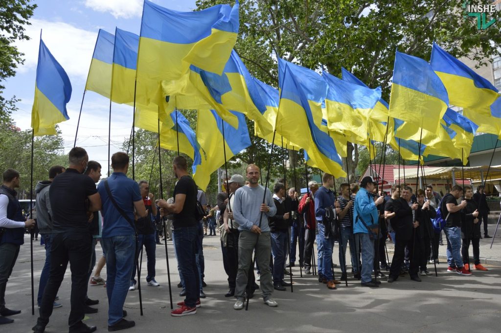 В Николаеве конвой из патриотов и силовиков провел «Бессмертный полк» по улице Соборной 39