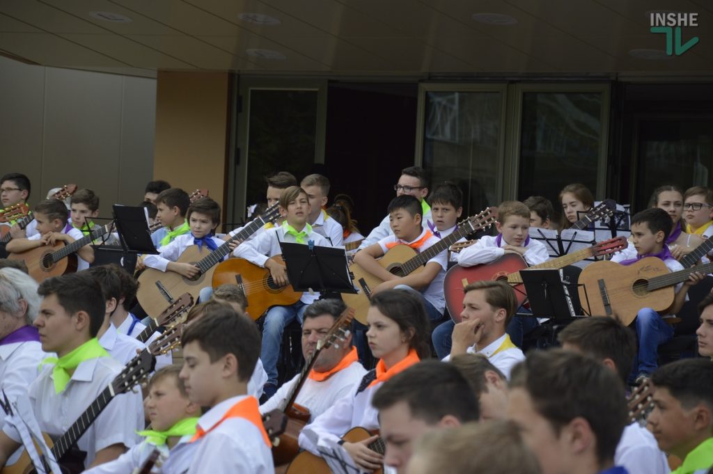 245 гитаристов сыграли в Николаеве гимн Евросоюза 7