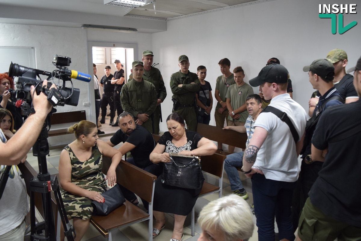 Судья по делу Казимирова поругалась с активистами и сказала, что вернется в зал, если их уведут