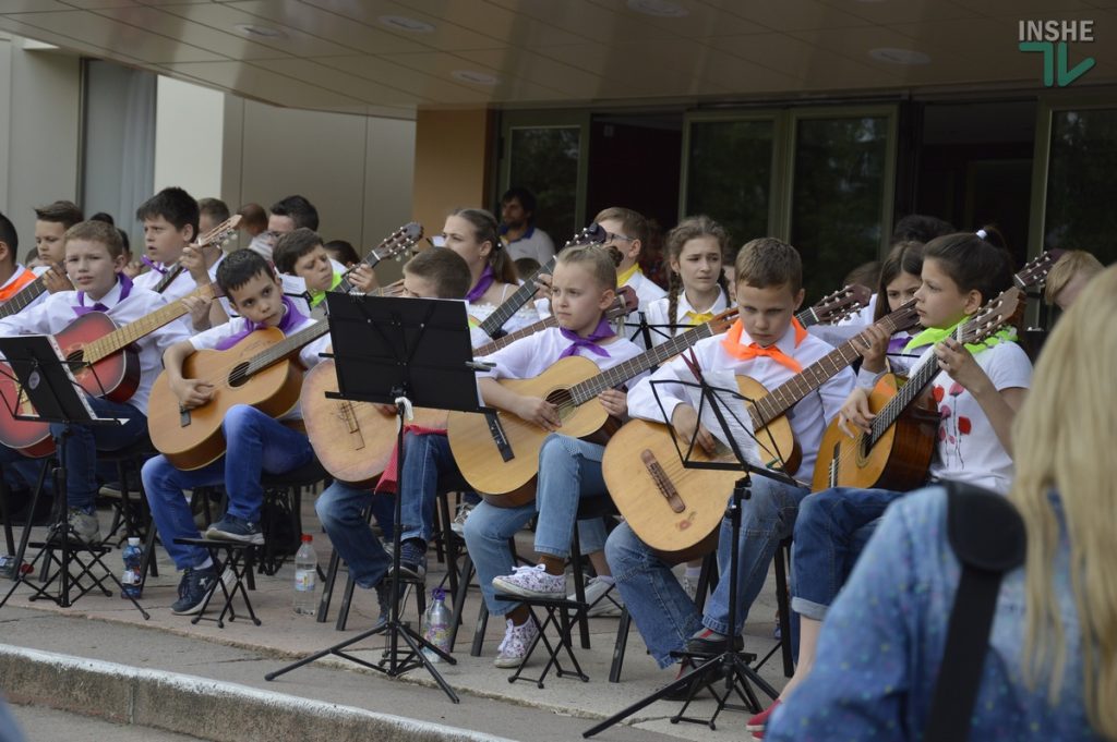 245 гитаристов сыграли в Николаеве гимн Евросоюза 9