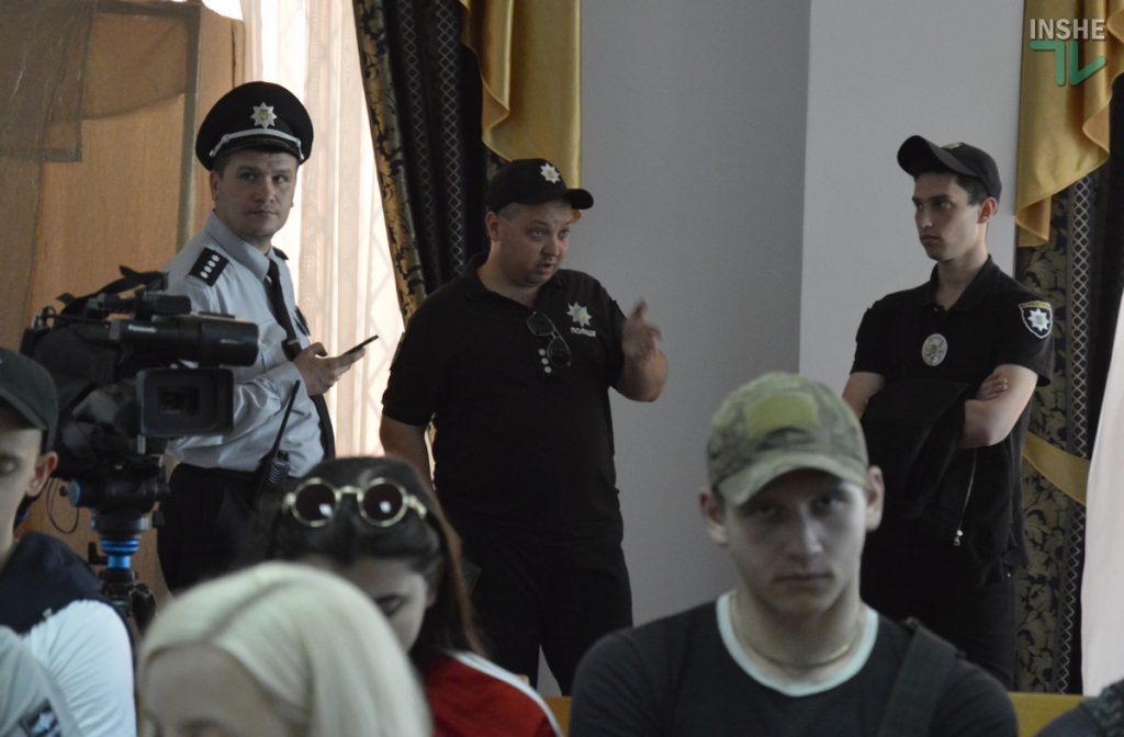 Под крики "Ганьба!" в Николаеве скандально известного Казимирова отпустили под круглосуточный домашний арест 15