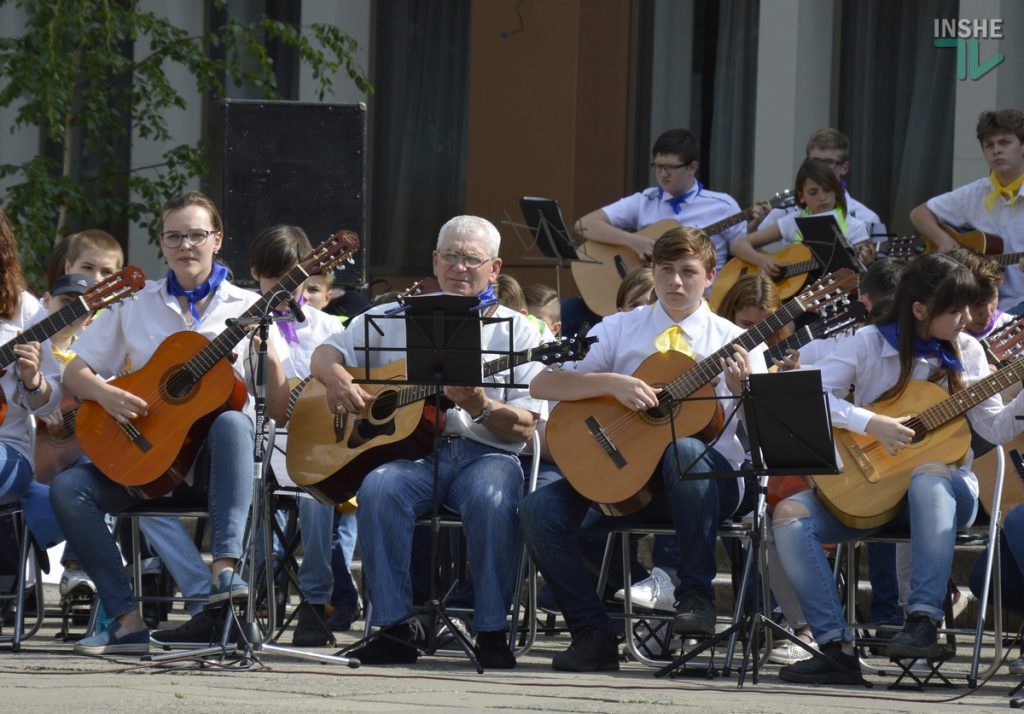 245 гитаристов сыграли в Николаеве гимн Евросоюза 13