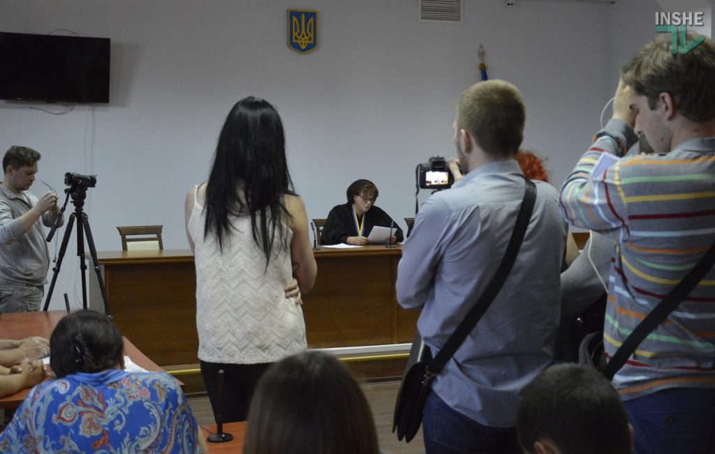 Под крики "Ганьба!" в Николаеве скандально известного Казимирова отпустили под круглосуточный домашний арест 19