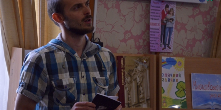 Поэт, журналист и «погонщик облаков» Олег Дорош поделился тайнами с николаевской молодежью