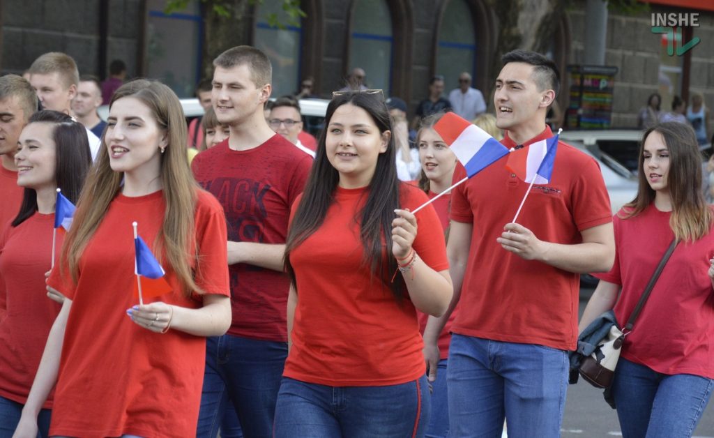 В Николаеве тысячи горожан прошли маршем в честь Дня Европы 5
